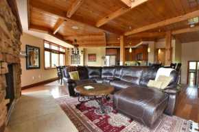 Blue Mountain-Luxurious BlueSkiGeorge chalet ,hot tub , pool ,gas fireplace